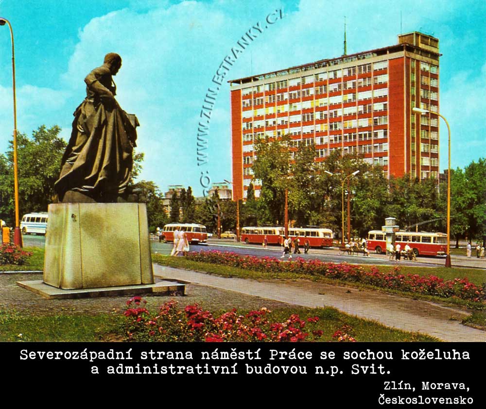 Zlín - nám. Práce -  socha koželuha a správní budova n.p. Svit - 1970
